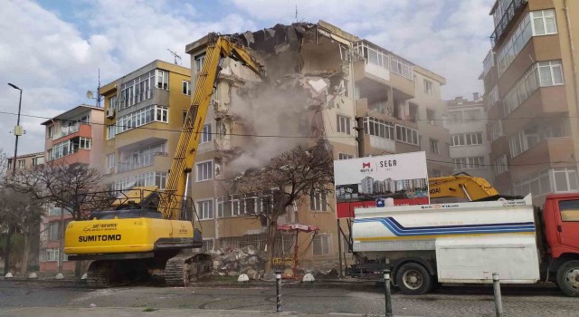 Küçükçekmecede mahkeme süreci biten sitenin yıkımına başlandı