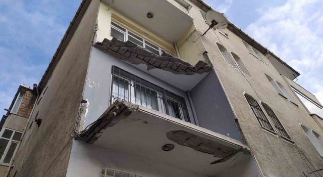Küçükçekmecede yıkılan balkon deprem paniği oluşturdu
