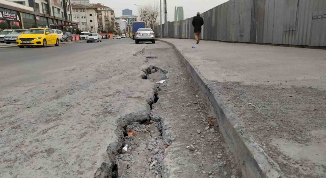 Küçükçekmede inşaat çalışması sırasında yol tekrar çöktü