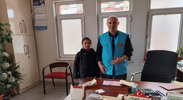 Kumbarasında biriktirdiği harçlıklarını deprem bölgesine gönderdi