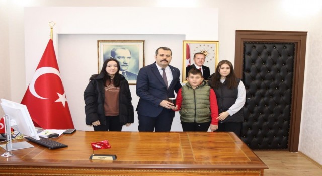 Kumbarasında biriktirdiği paraları depremzedelere bağışladı
