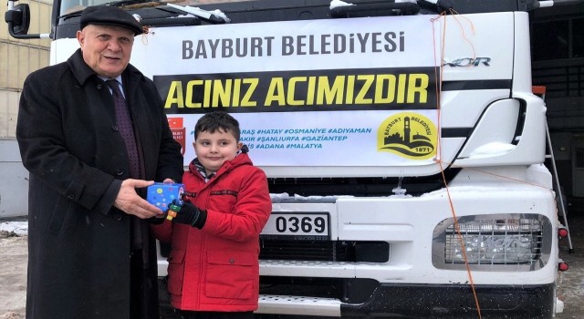 Kumbarasında biriktirdiği parayı deprem bölgesine gönderen Bayburtlu minik Ömer: Çocuklar üşüyor çok üzülüyorum