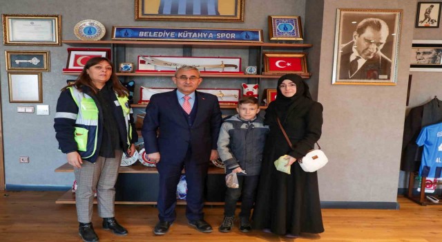 Kumbarasını depremzedelere bağışlayan Ömer Faruka Başkan Işıktan jest