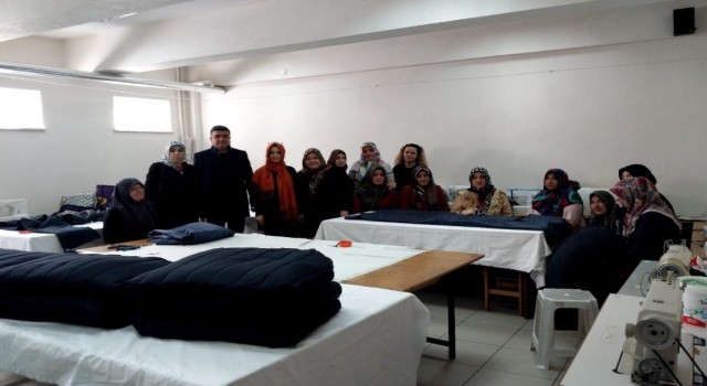 Kursiyerler, deprem bölgesi için su geçirmez uyku tulumu dikiyor