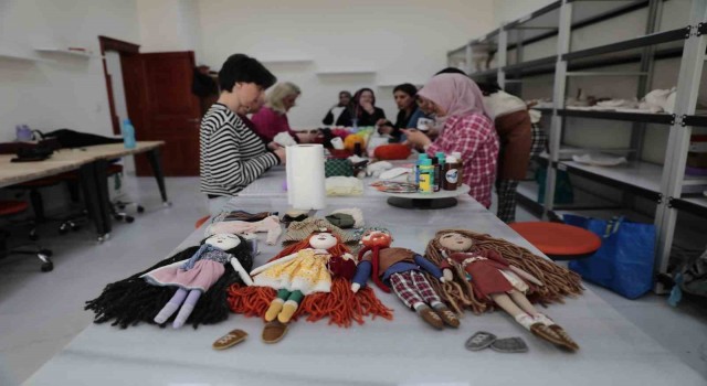 Kursiyerler depremzede çocuklar için bez bebek yapıyor