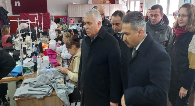 Kursiyerler depremzedeler için polar battaniye, atkı ve bere hazırlamaya başladı