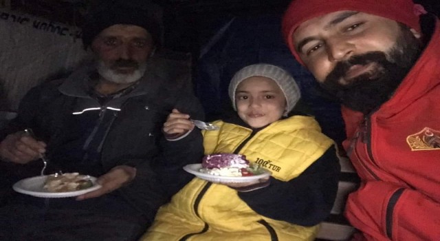 Kurtarma ekiplerinden depremzede Öznura 4 pastalı doğum günü kutlaması