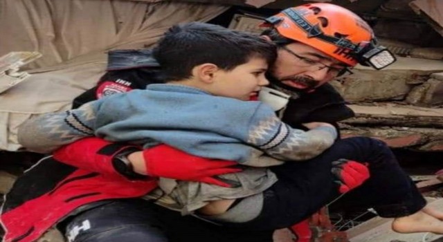 Kütahya İHH Arama Kurtarma ekibi Hatayda 12 kişiyi enkazdan sağ olarak kurtardı