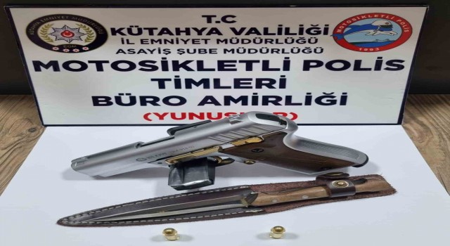 Kütahyada bir araçta ruhsatsız tabanca ve kesici alet ele geçirildi