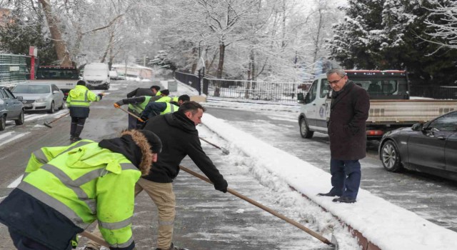 Kütahyada kar küreme, temizleme ve tuzlama çalışmaları