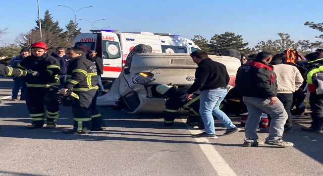 Kütahyada otomobil takla attı: 2 yaralı