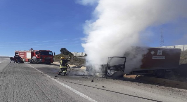 Kütahyada seyir halindeki tıbbi atık aracı yandı