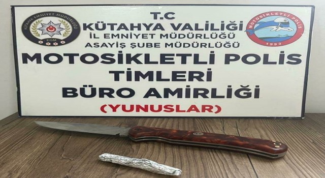 Kütahyada Yunus Timleri şüpheli şahsın üzerinde uyuşturucu ve kesici alet ele geçirdi