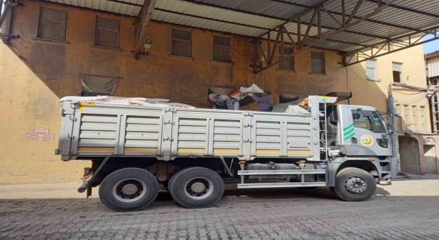 Kütahyadan deprem bölgesine 11,5 ton besi ve süt yemi gönderildi