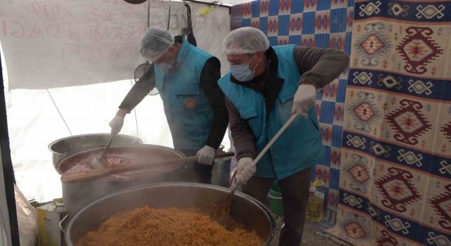 Kütahyadan Osmaniyedeki depremzedelere sıcak yemek ikramı devam ediyor