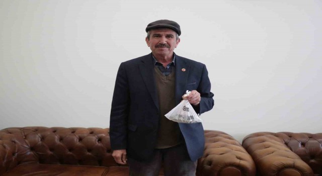 Kütahyalı 11 yaşındaki çocuk depremzedelere kumbarasını bağışladı