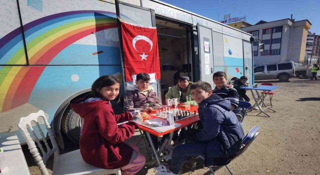 Kütüphaneciler deprem bölgesinde çocukları neşelendiriyor