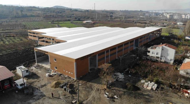Lapsekide kapalı pazaryerinin çevre düzenlemesi çalışmaları devam ediyor