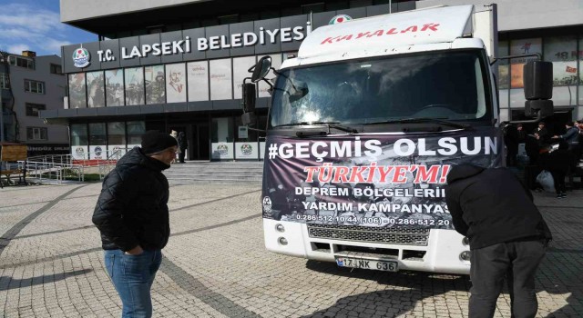 Lapsekiden 2 kamyon dolusu yardım malzemesi deprem bölgesine doğru yola çıktı