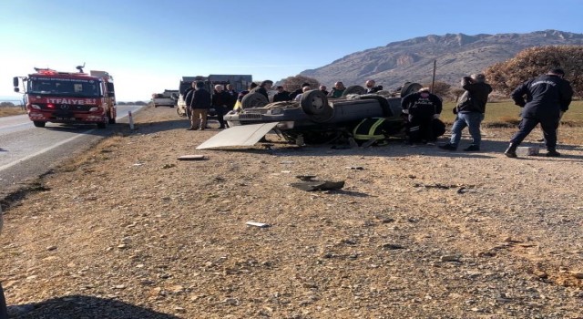 Lastiği patlayan otomobil takla attı: 2 yaralı