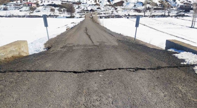 Licede deprem sonrası oluşan obruk dere yatağını kuruttu
