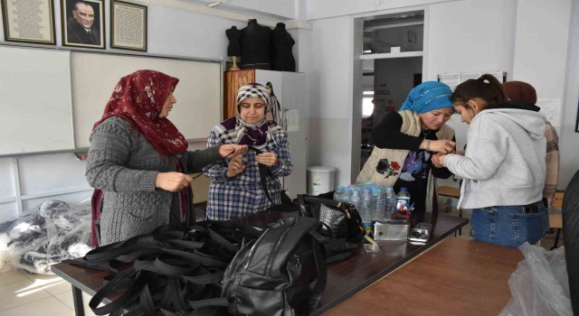 Lise öğrencileri deprem bölgesi için uyku tulumu üretiyor