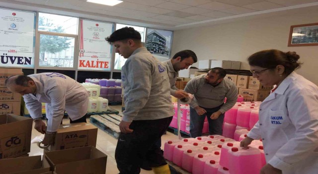 Liseden depremzedelere 1 ton hijyenik malzeme desteği