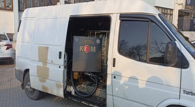 Litrelerce kaçak akaryakıtla yakalandılar