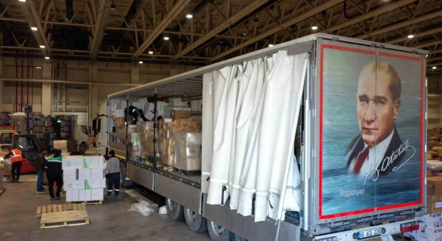 Lojistik aktarma merkezi deprem bölgesine giden binlerce ürünü kategorize ediyor