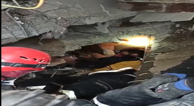 Madenciler, 7 saatte enkaz altında ulaştıkları kız çocuğuna elleriyle su içirdi