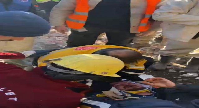 Madenciler enkaz altındaki çifti 82nci saatte kurtardı