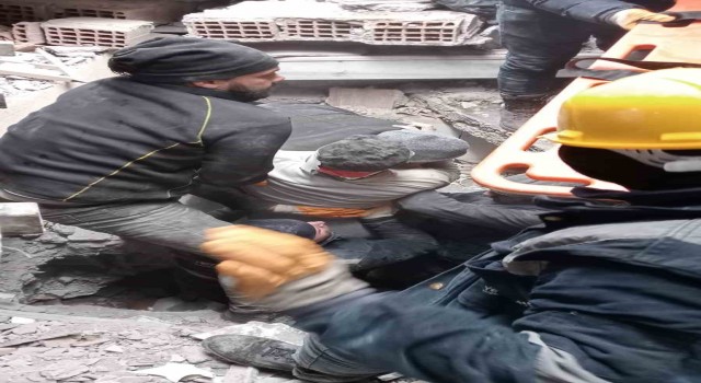 Madenciler enkazdan hayat kurtarmaya başladı