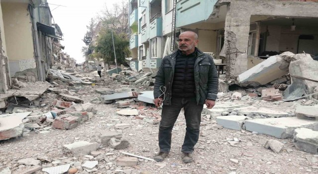 Mahalle yerle bir oldu, geride bir tek muhtar kaldı