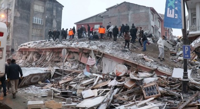 Malatyada 140ın üzerinde bina çöktü, onlarca ölü var