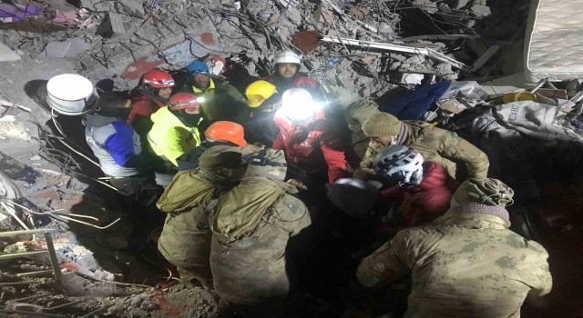 Malatyada 45 saat sonra enkazdan 1 kişi daha sağ olarak kurtuldu