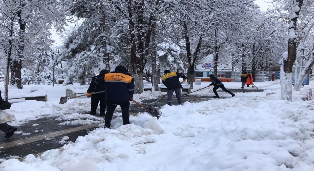 Malatyada 530 kırsal mahallenin yolu kardan kapandı