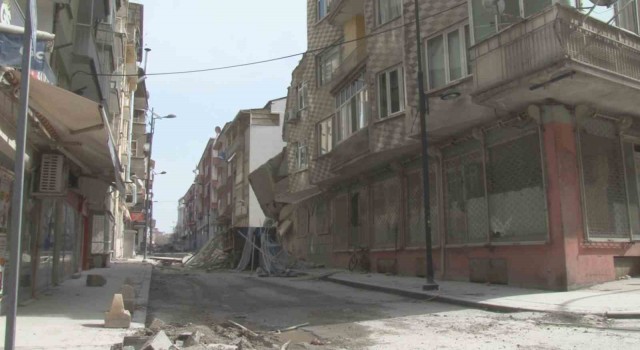 Malatyada ağır hasarlı bir bina daha kendiliğinden yıkıldı