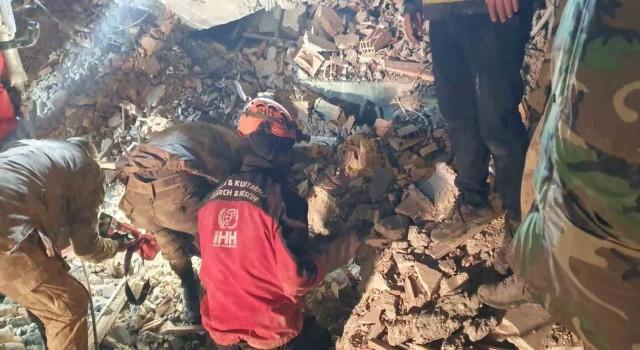 Malatyada enkaz altındaki yaralı vatandaş işte böyle kurtarıldı