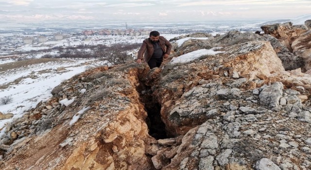 Malatyada korkunç manzara: Deprem dağı ikiye böldü