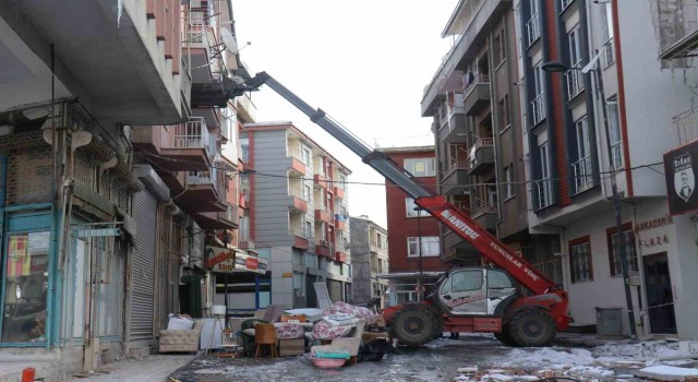 Malatyada vatandaşlar hasarlı binalardan eşyalarını taşımaya başladı