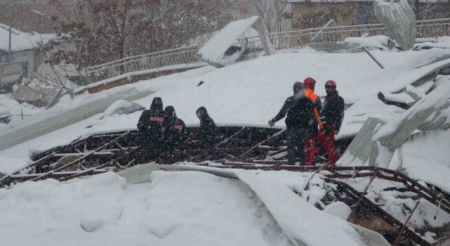 Malatyada yoğun kar altında arama kurtarma çalışmaları sürüyor