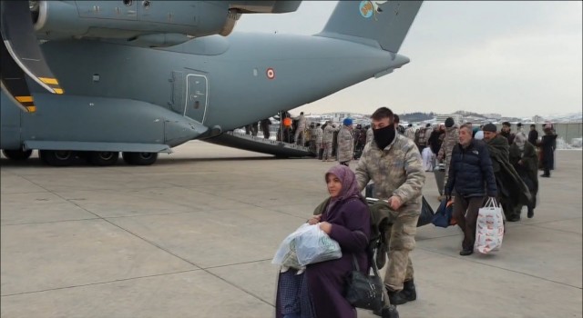 Malatyadaki depremzedeler uçaklarla Ankaraya taşınmaya devam ediyor