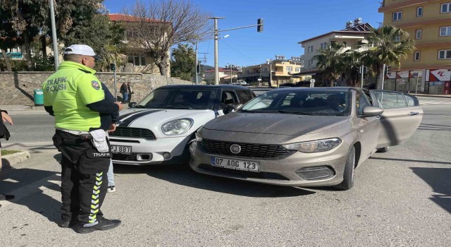 Malatyadan Alanyaya giden depremzede kaza yaptı