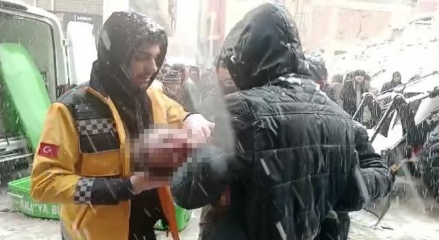 Malatyadan kahreden haber: Enkaz altında kalan 3 yaşındaki çocuk hayatını kaybetti