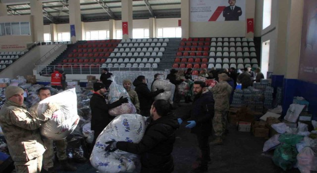Malazgirtte depremzedeler için yardım seferberliği devam ediyor