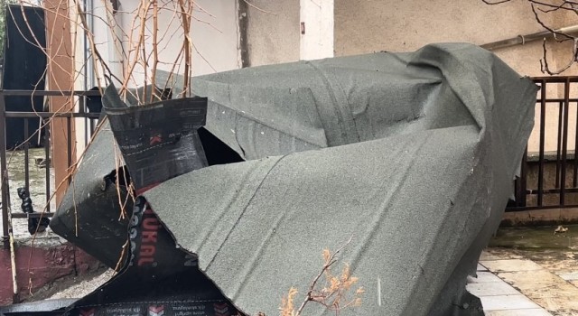 Maltepede fırtına nedeniyle çatıdaki izolasyon malzemesi sokağa düştü