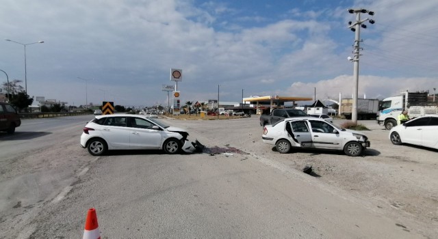 Manavgatta 2 kişinin yaralandığı trafik kazası güvenlik kamaralarına saniye saniye yansıdı.