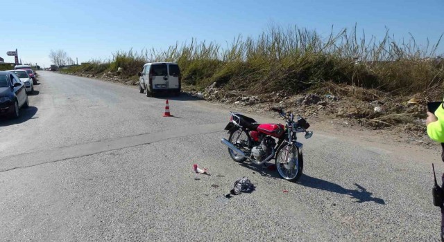 Manavgatta hafif ticari araçla motosiklet çarpıştı: 1 yaralı