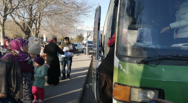 Manisa Büyükşehir Belediyesinin otobüsleri depremzedelerin hizmetinde
