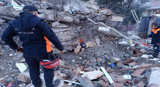 Manisa Büyükşehirden deprem bölgesinde arama-kurtarma ve altyapı için yoğun çalışma